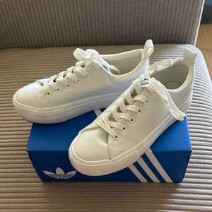 Classic White Low-Top Sneakers women size 7